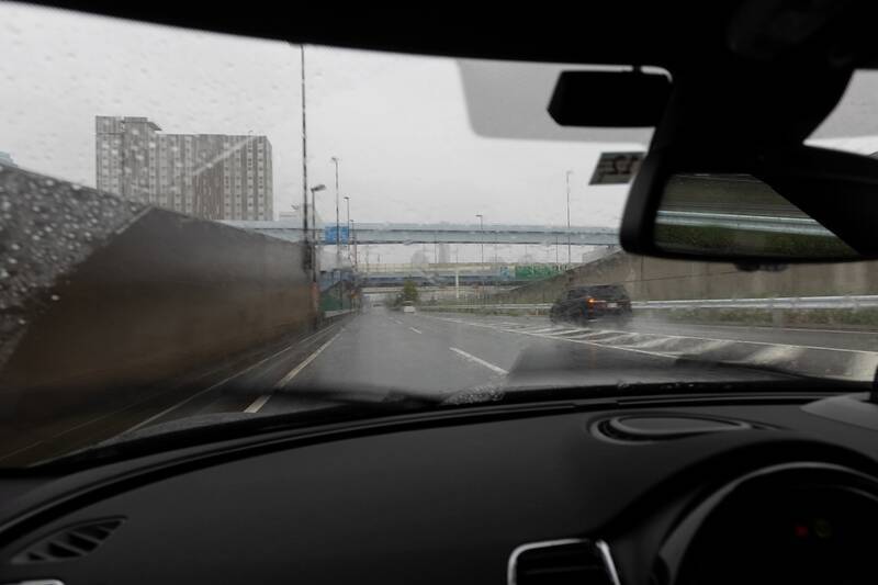 306馬力でも豪雨の中で安心して走れる「MINI ジョン・クーパー・ワークス クラブマン」