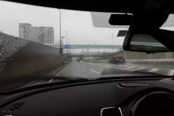 「306馬力でも豪雨の中で安心して走れる「MINI ジョン・クーパー・ワークス クラブマン」」の画像