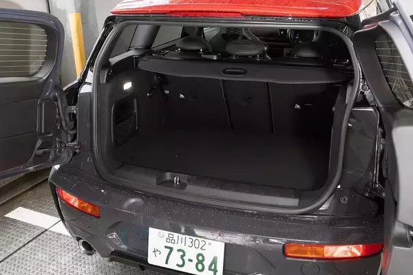 「306馬力でも豪雨の中で安心して走れる「MINI ジョン・クーパー・ワークス クラブマン」」の画像