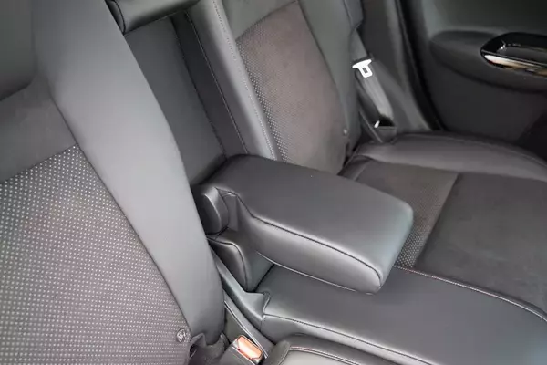 「Honda「FIT e:HEV Modulo X」は上質な走りのクールハッチだ！」の画像