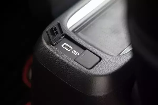 「Honda「FIT e:HEV Modulo X」は上質な走りのクールハッチだ！」の画像