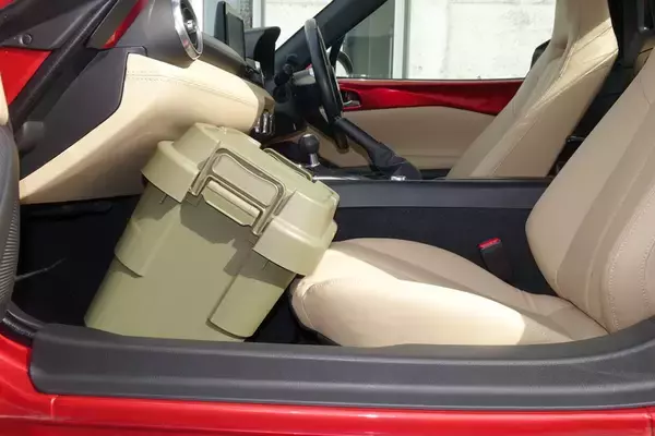 「ロードスター、キャンピングカーになる」の画像