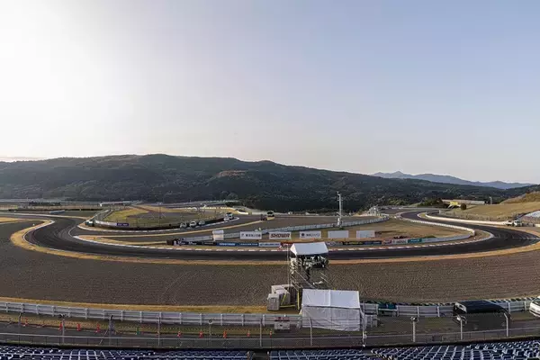 「D1GP 第7～8戦は奥伊吹！ TOYO藤野がぶつかってもひるまない根性を見せた！」の画像