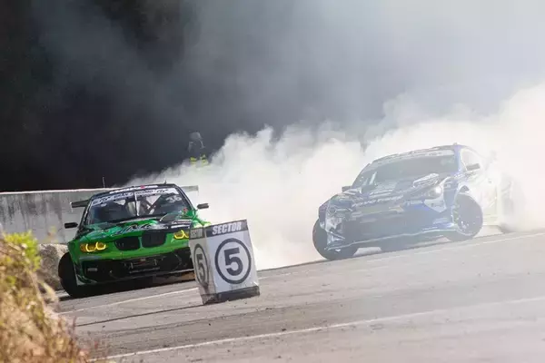 「D1GP 第7～8戦は奥伊吹！ TOYO藤野がぶつかってもひるまない根性を見せた！」の画像