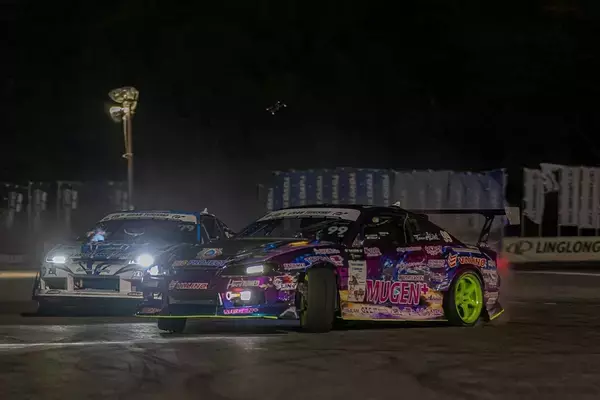 「D1GP 第7～8戦は奥伊吹！ TOYO藤野がぶつかってもひるまない根性を見せた！」の画像