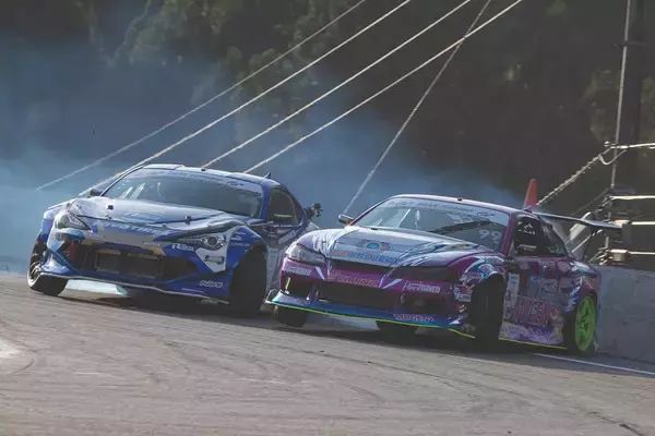 「D1GP 第7～8戦は奥伊吹！ TOYO藤野がぶつかってもひるまない根性を見せた！」の画像