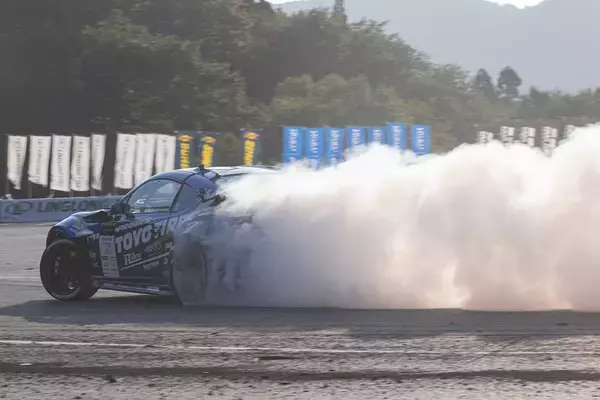 「D1GP 第7～8戦は奥伊吹！ TOYO藤野がぶつかってもひるまない根性を見せた！」の画像