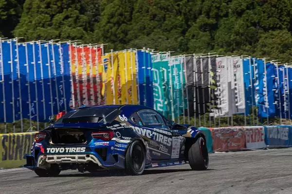 「D1GP 第7～8戦は奥伊吹！ TOYO藤野がぶつかってもひるまない根性を見せた！」の画像