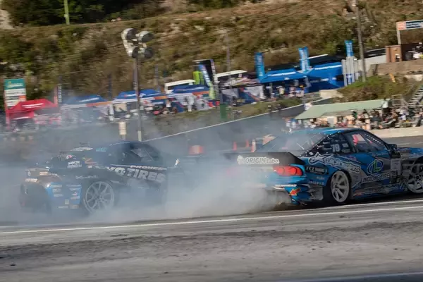 「D1GP 第7～8戦は奥伊吹！ TOYO藤野がぶつかってもひるまない根性を見せた！」の画像