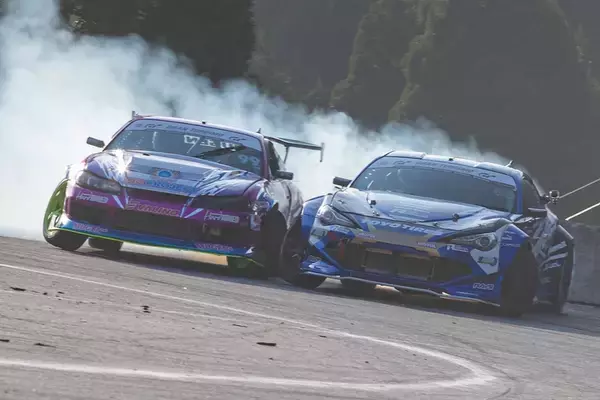 「D1GP 第7～8戦は奥伊吹！ TOYO藤野がぶつかってもひるまない根性を見せた！」の画像