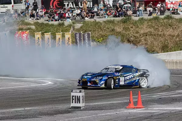 「D1GP 第7～8戦は奥伊吹！ TOYO藤野がぶつかってもひるまない根性を見せた！」の画像