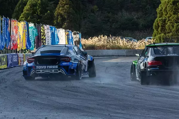 「D1GP 第7～8戦は奥伊吹！ TOYO藤野がぶつかってもひるまない根性を見せた！」の画像