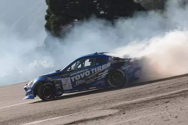 「D1GP 第7～8戦は奥伊吹！ TOYO藤野がぶつかってもひるまない根性を見せた！」の画像