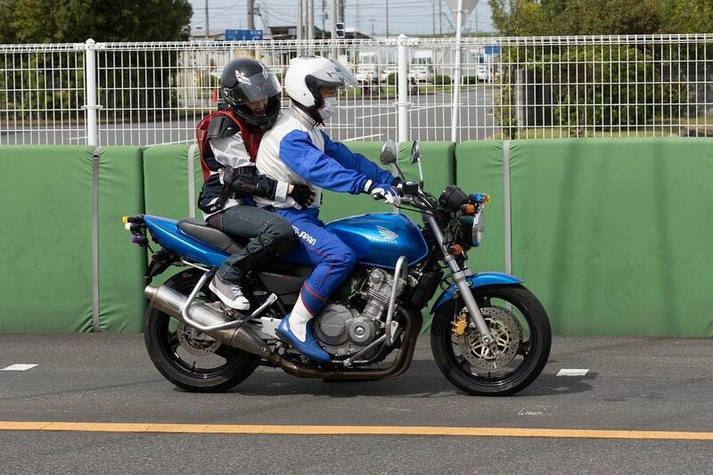 目指せバイク免許！ 現役モデルの前に恐怖の一本橋やスラロームが立ちはだかる