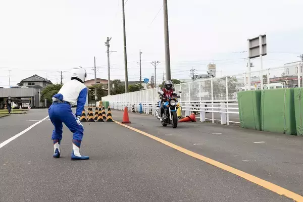 「目指せバイク免許！ 現役モデルの前に恐怖の一本橋やスラロームが立ちはだかる」の画像