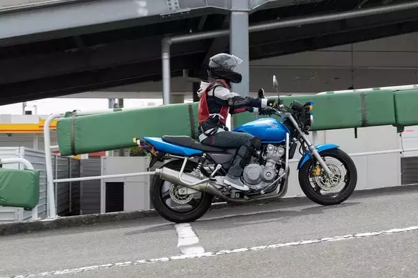 「目指せバイク免許！ 現役モデルの前に恐怖の一本橋やスラロームが立ちはだかる」の画像