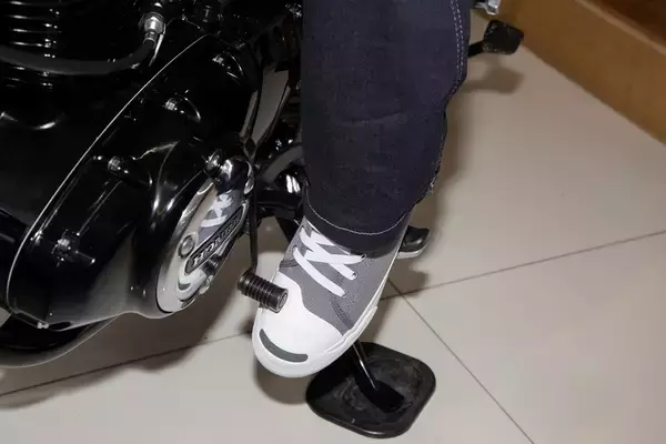 「目指せバイク免許！ 現役モデルの前に恐怖の一本橋やスラロームが立ちはだかる」の画像