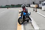 「目指せバイク免許！ 現役モデルの前に恐怖の一本橋やスラロームが立ちはだかる」の画像14