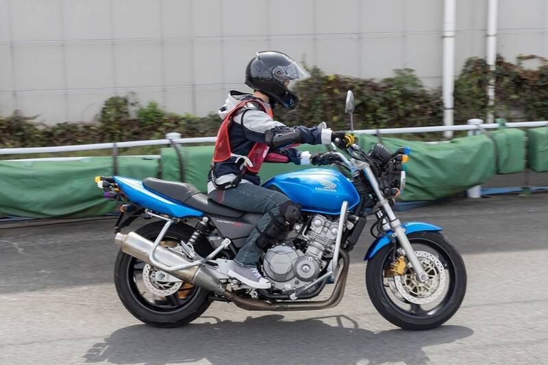 目指せバイク免許！ 現役モデルの前に恐怖の一本橋やスラロームが立ちはだかる