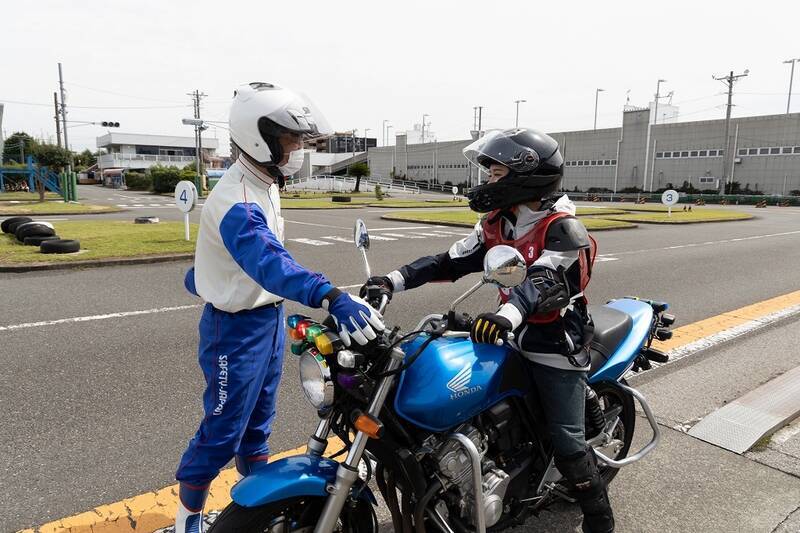 目指せバイク免許！ 現役モデルの前に恐怖の一本橋やスラロームが立ちはだかる