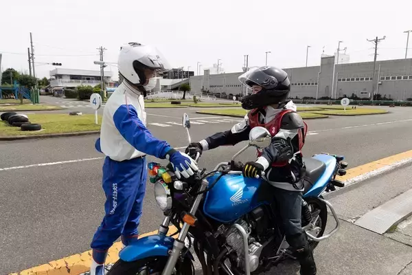 「目指せバイク免許！ 現役モデルの前に恐怖の一本橋やスラロームが立ちはだかる」の画像