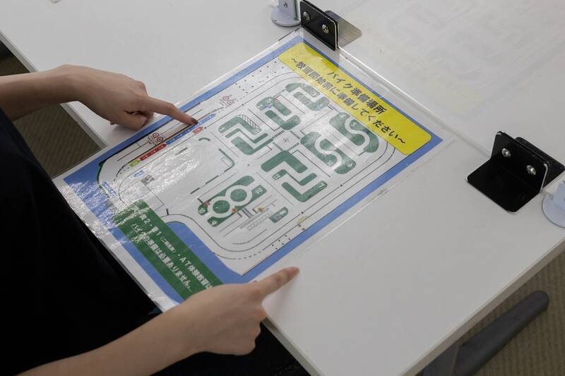 目指せバイク免許！ 現役モデルの前に恐怖の一本橋やスラロームが立ちはだかる