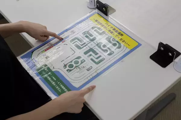 「目指せバイク免許！ 現役モデルの前に恐怖の一本橋やスラロームが立ちはだかる」の画像