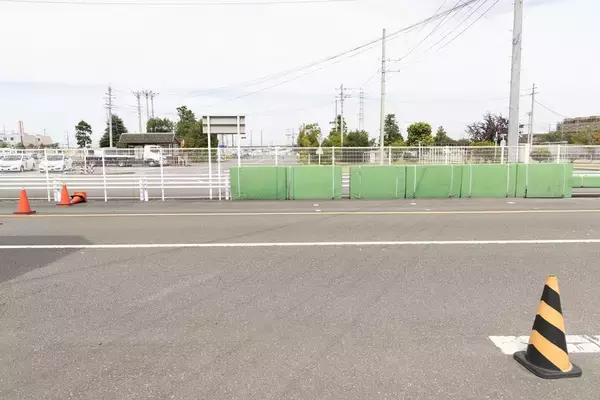 「目指せバイク免許！ 現役モデルの前に恐怖の一本橋やスラロームが立ちはだかる」の画像