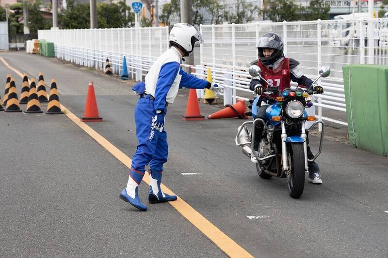 目指せバイク免許！ 現役モデルの前に恐怖の一本橋やスラロームが立ちはだかる