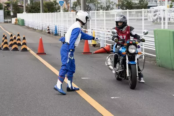 「目指せバイク免許！ 現役モデルの前に恐怖の一本橋やスラロームが立ちはだかる」の画像