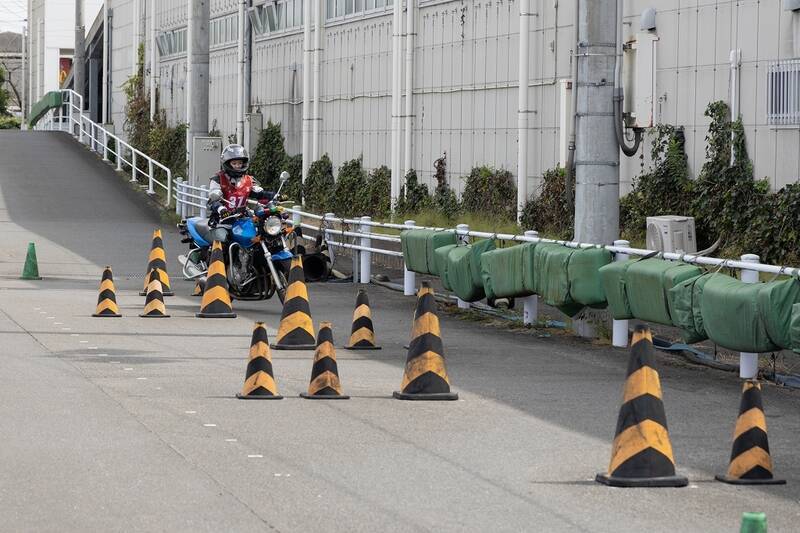 目指せバイク免許！ 現役モデルの前に恐怖の一本橋やスラロームが立ちはだかる