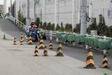 「目指せバイク免許！ 現役モデルの前に恐怖の一本橋やスラロームが立ちはだかる」の画像15