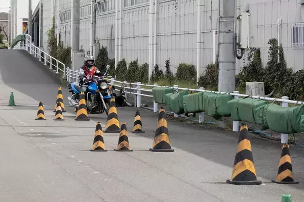 「目指せバイク免許！ 現役モデルの前に恐怖の一本橋やスラロームが立ちはだかる」の画像