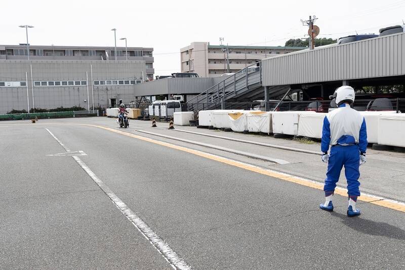 目指せバイク免許！ 現役モデルの前に恐怖の一本橋やスラロームが立ちはだかる