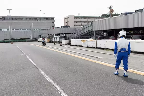 「目指せバイク免許！ 現役モデルの前に恐怖の一本橋やスラロームが立ちはだかる」の画像