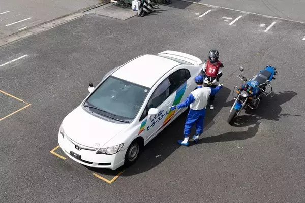「目指せバイク免許！ 現役モデルの前に恐怖の一本橋やスラロームが立ちはだかる」の画像