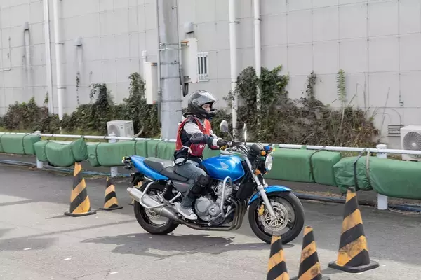 「目指せバイク免許！ 現役モデルの前に恐怖の一本橋やスラロームが立ちはだかる」の画像