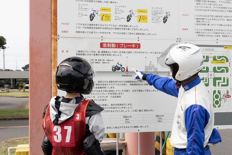 目指せバイク免許！ 現役モデルの前に恐怖の一本橋やスラロームが立ちはだかる