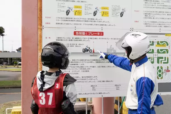 「目指せバイク免許！ 現役モデルの前に恐怖の一本橋やスラロームが立ちはだかる」の画像