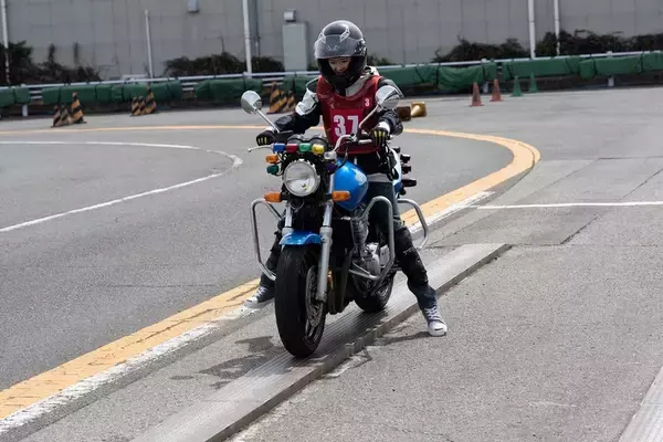 「目指せバイク免許！ 現役モデルの前に恐怖の一本橋やスラロームが立ちはだかる」の画像