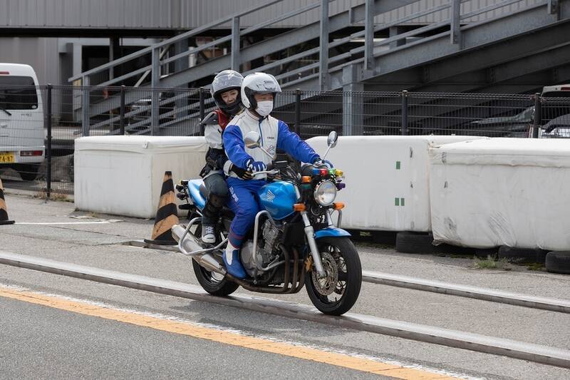 目指せバイク免許！ 現役モデルの前に恐怖の一本橋やスラロームが立ちはだかる