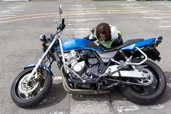 目指せバイク免許！ 現役モデルの前に恐怖の一本橋やスラロームが立ちはだかる