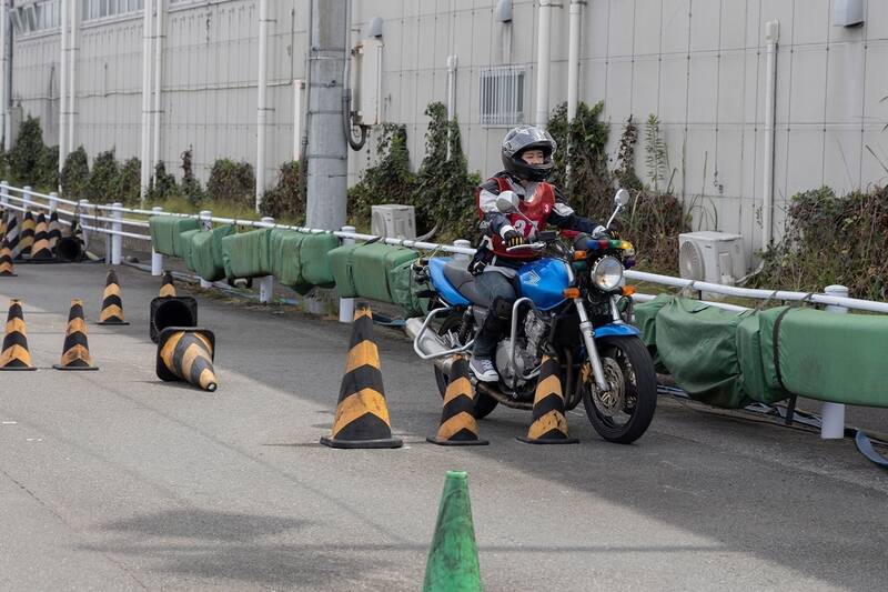 目指せバイク免許！ 現役モデルの前に恐怖の一本橋やスラロームが立ちはだかる