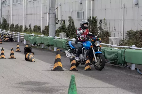 「目指せバイク免許！ 現役モデルの前に恐怖の一本橋やスラロームが立ちはだかる」の画像