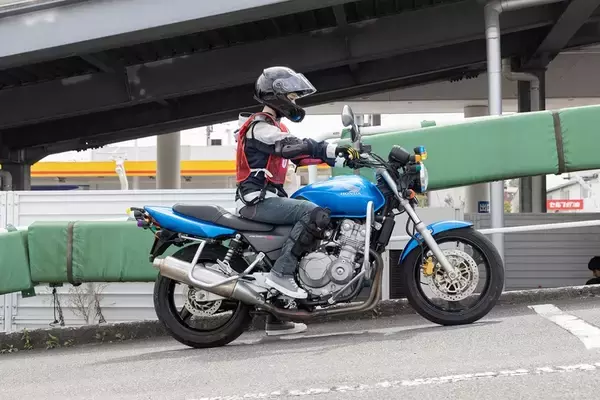 「目指せバイク免許！ 現役モデルの前に恐怖の一本橋やスラロームが立ちはだかる」の画像