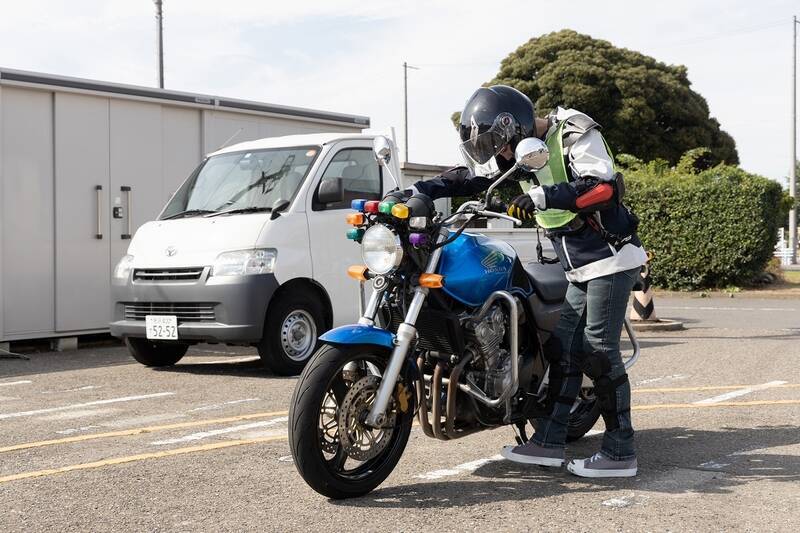 目指せバイク免許！ 現役モデルの前に恐怖の一本橋やスラロームが立ちはだかる
