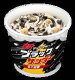 「マックフルーリー「ブラックサンダー 冬の稲妻」黒白Wチョコで新登場」の画像1