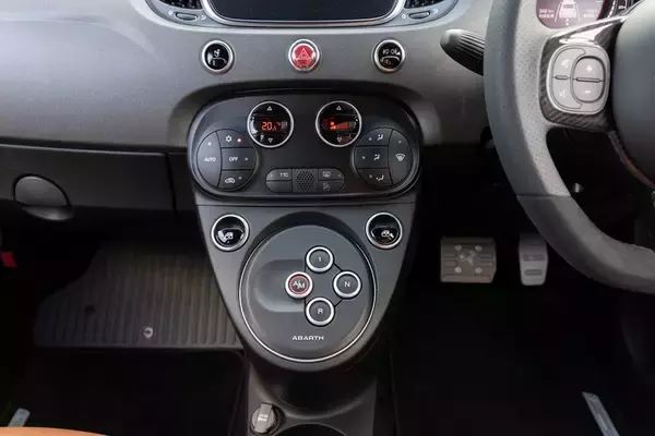 「アイドルがサソリの毒に魅了！ アバルト「595 コンペティツォーネ」のストイックさ」の画像