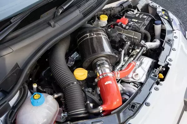 「アバルト 595のノーマルとオートバックスのデモカー595を乗り比べ」の画像