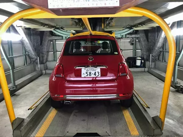 「アバルト 595のノーマルとオートバックスのデモカー595を乗り比べ」の画像